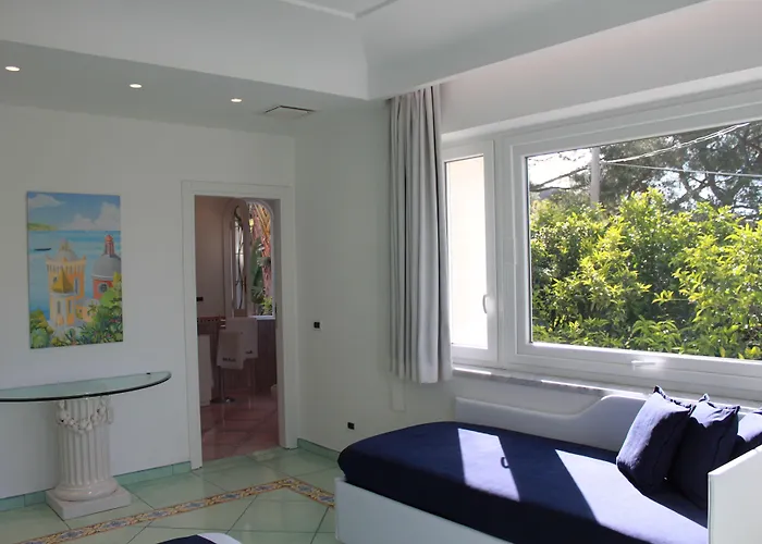 Marinella Nocleg ze śniadaniem 4*