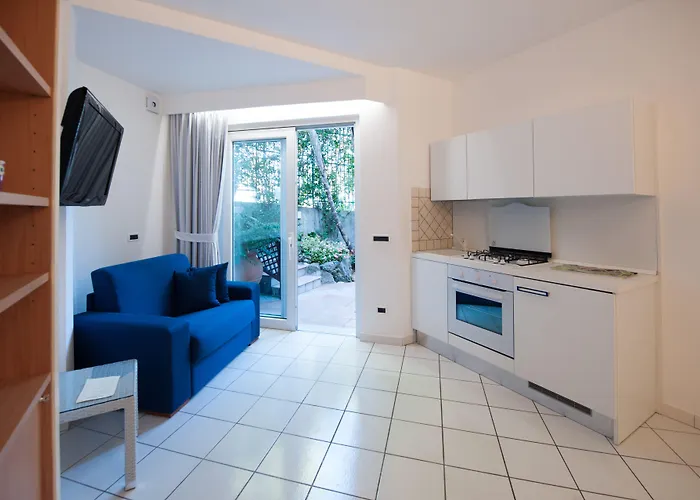 Marinella Nocleg ze śniadaniem 4*