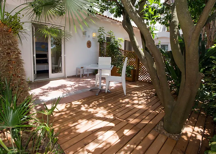 Marinella Nocleg ze śniadaniem 4*