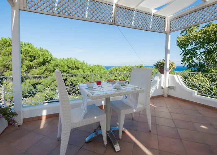 Marinella Nocleg ze śniadaniem 4*