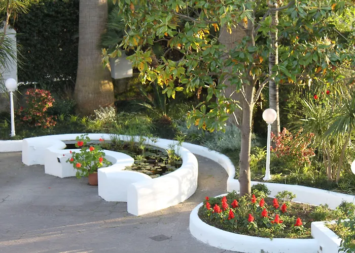 Marinella Nocleg ze śniadaniem 4*