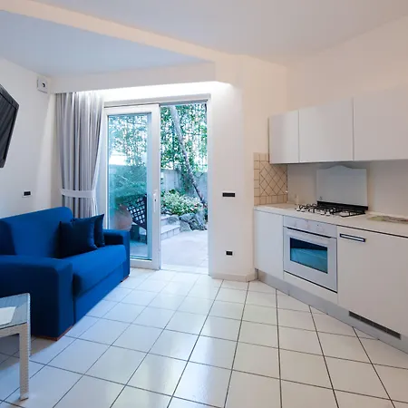 Marinella Nocleg ze śniadaniem 4*