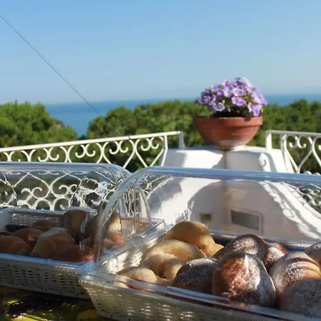 Marinella Nocleg ze śniadaniem 4*